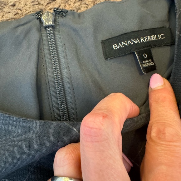 2 FOR $25 Banana Republic Gray Plaid Wool Sheath Dress Ruffle Shoulder Stretch 0 - Picture 2 of 8